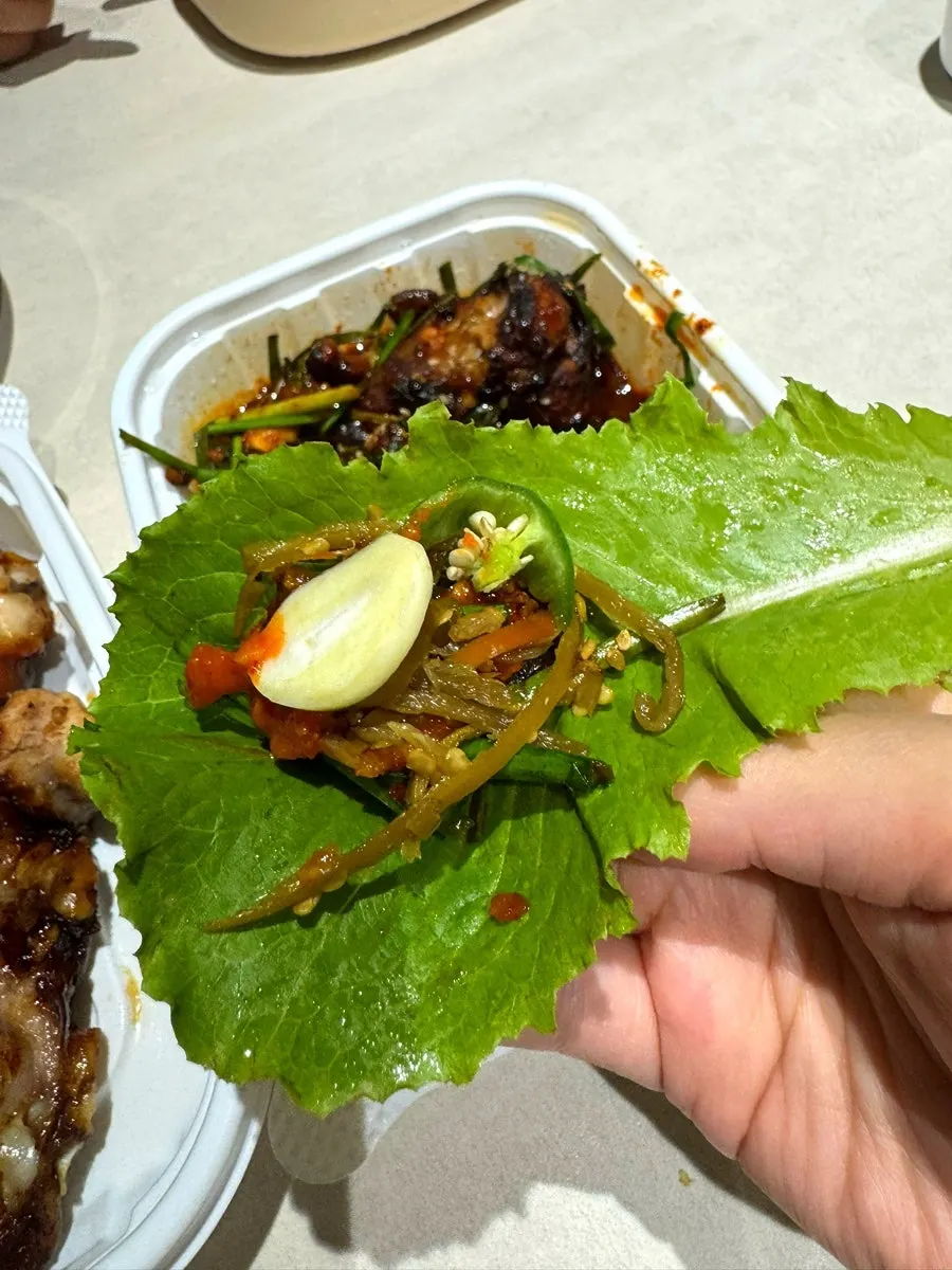 쌈야채와 족발을 함께 올린 한 쌈
