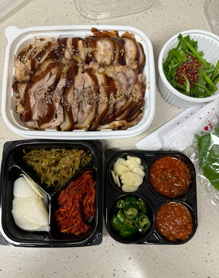 족발과 함께 포장된 반찬과 쌈 채소