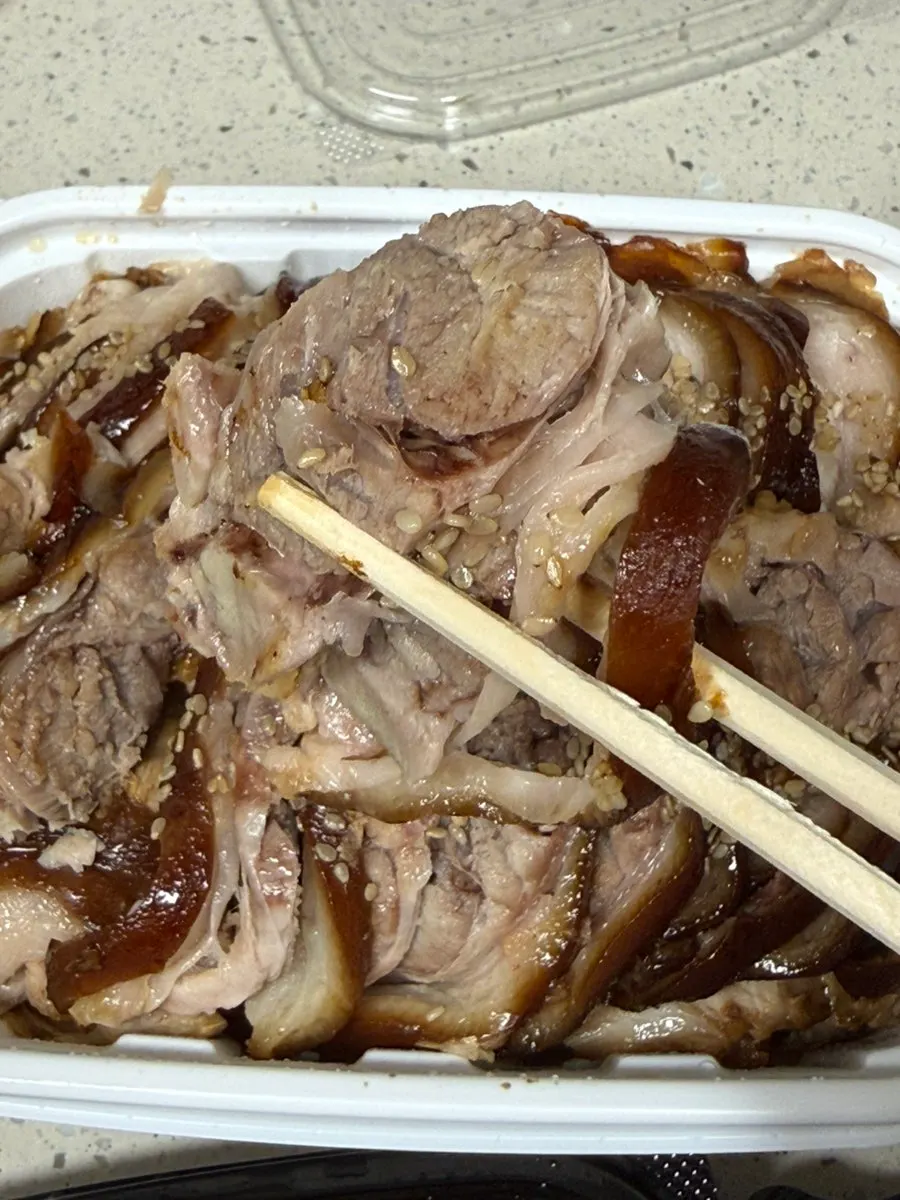 윤기 도는 족발 껍질과 살코기