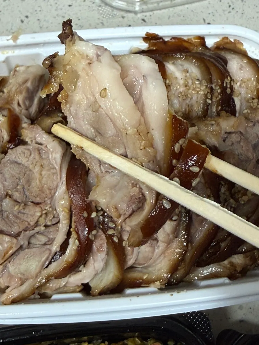 포장 용기에 담긴 앞족발 모습