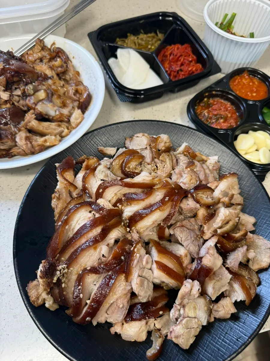 접시에 전부 옮겨 담은 앞족발