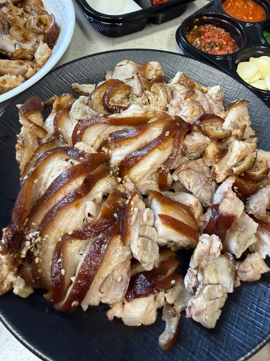 살코기와 껍질을 함께 집은 족발 한 점