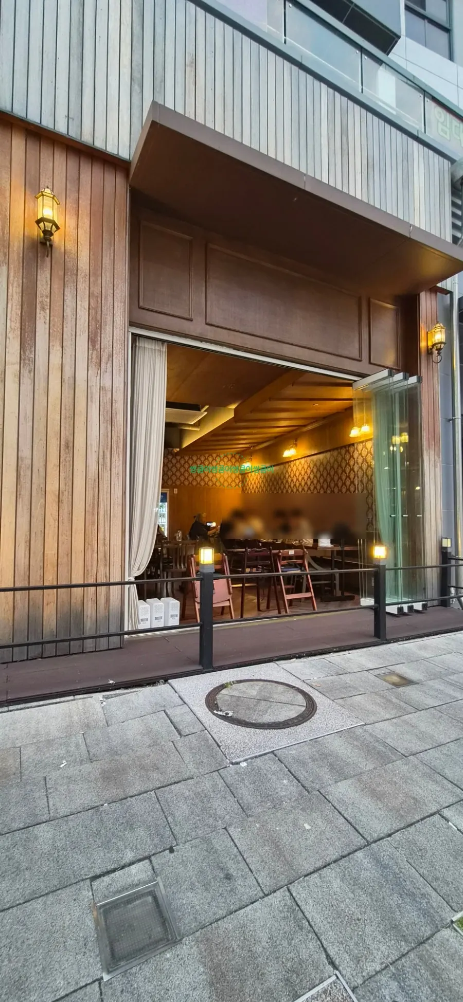 Seating and lighting at Cheongmigwan Sejong Naseong Main Branch