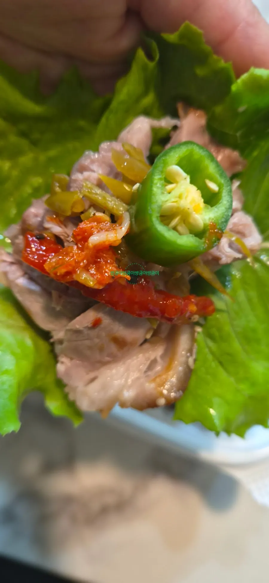 Wrapping jokbal in lettuce to eat