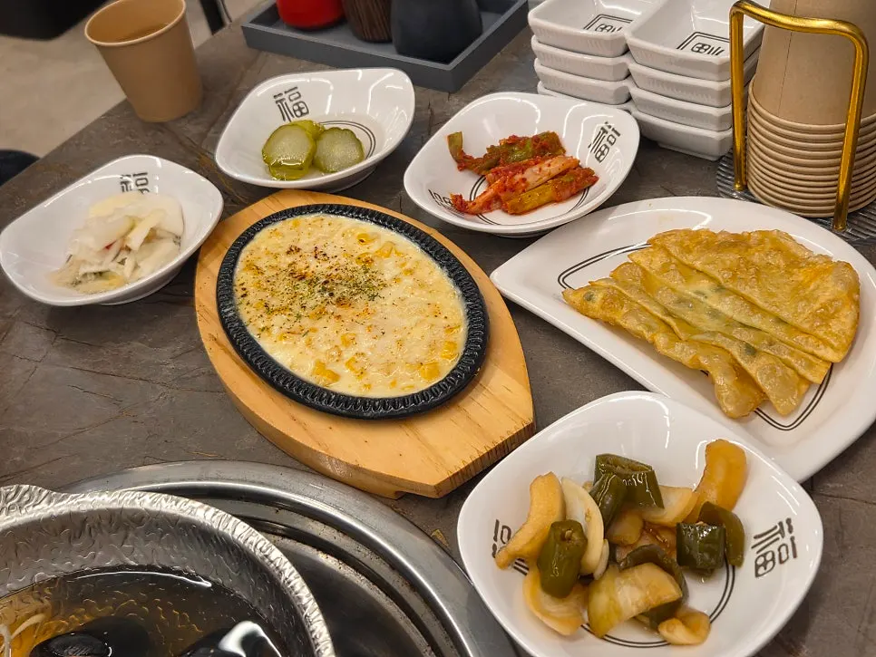 Selection of side dishes before the agujjim meal