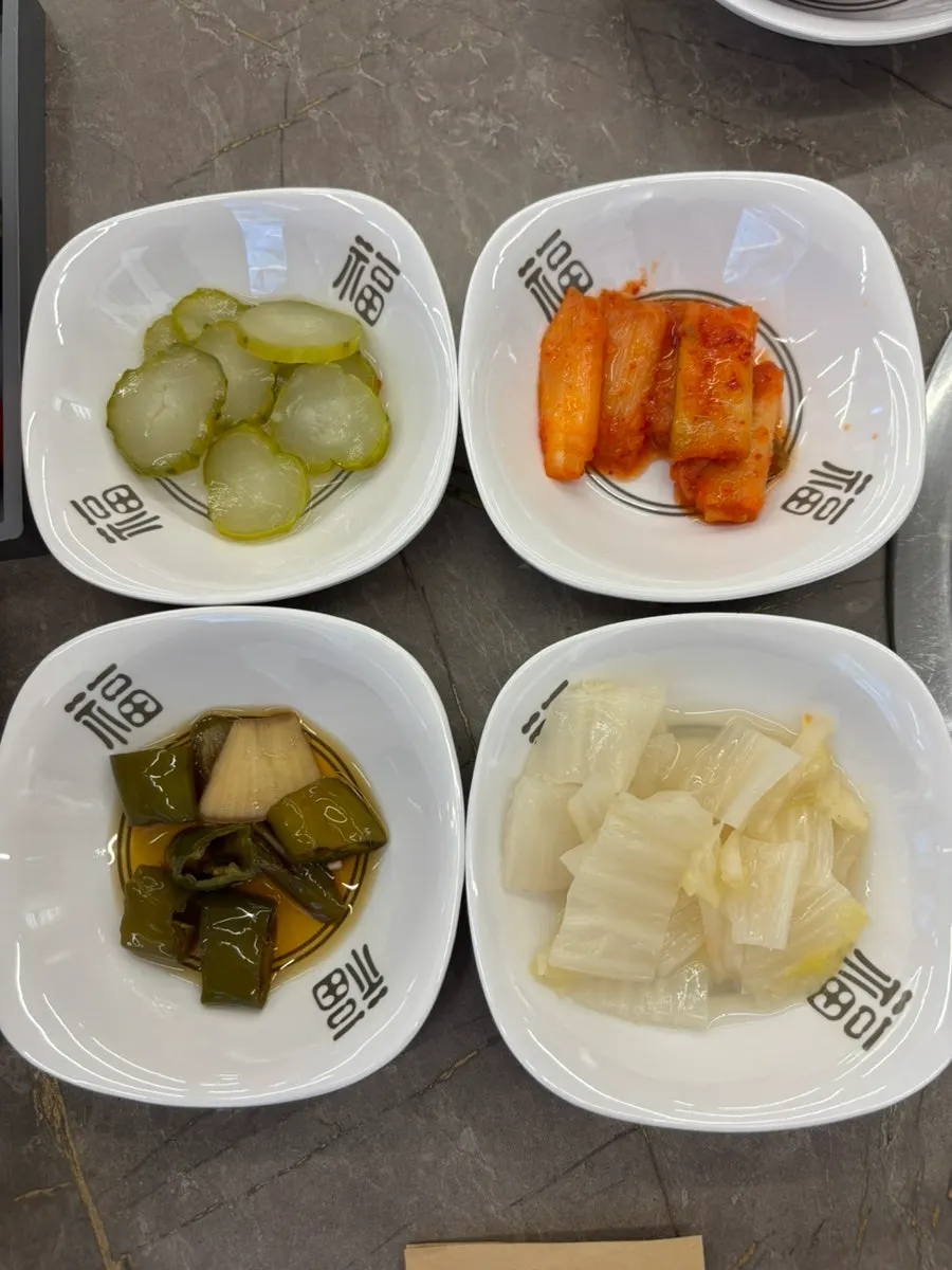 대파김치와 백김치 등 기본 밑반찬 상차림