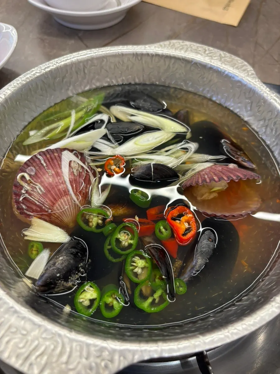 고추장아찌와 오이지 등 밑반찬 접시