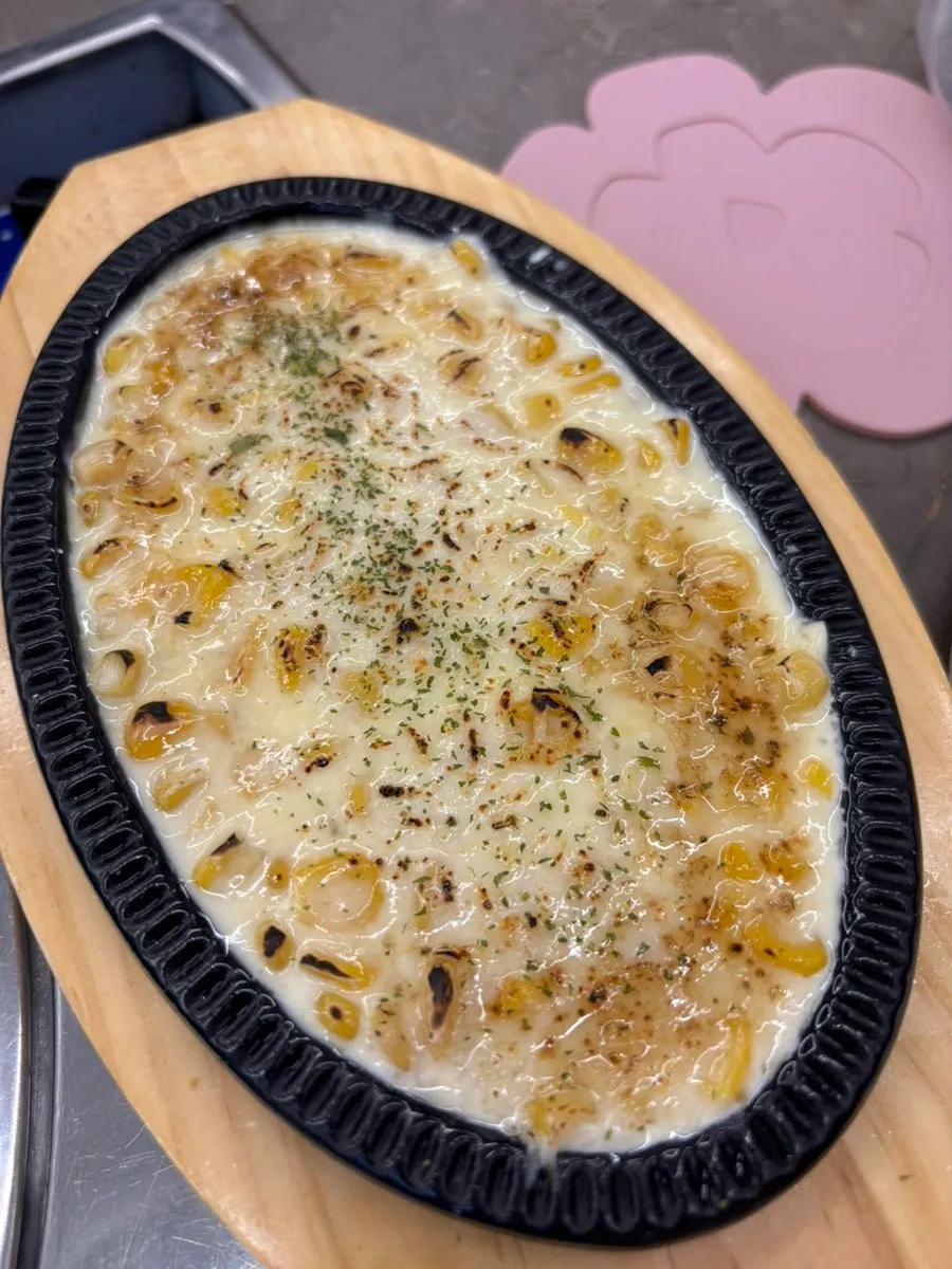 기본으로 나온 철판콘치즈