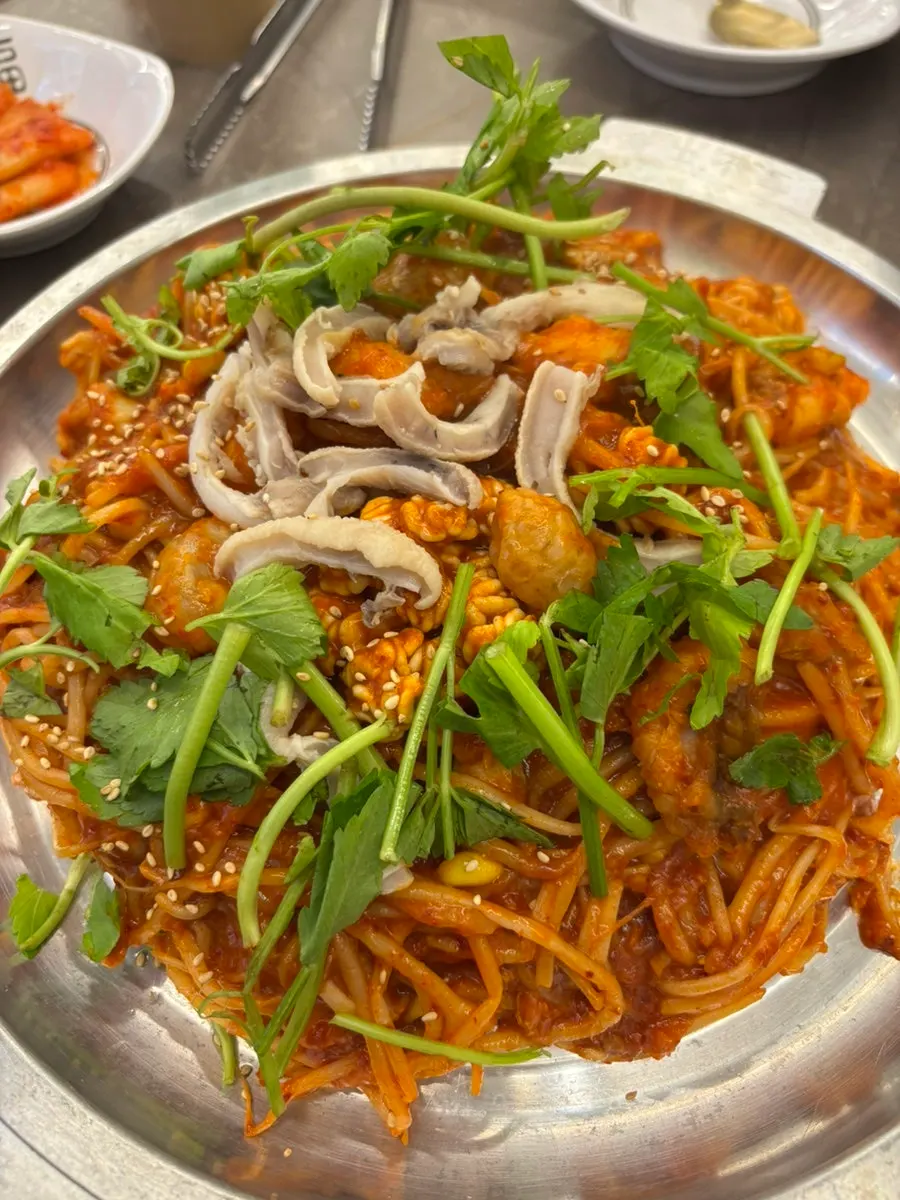 조리되어 나온 철판 아구찜 한상