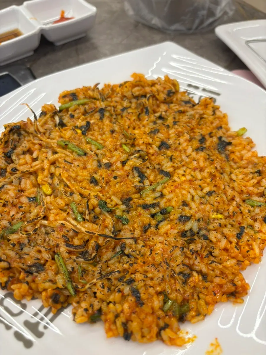 납작만두에 아구찜 올려 싸 먹는 모습