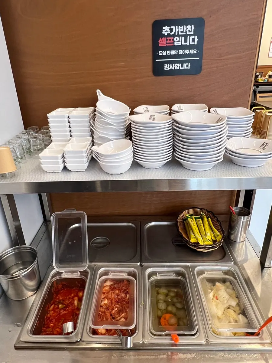Self-service station for side dishes