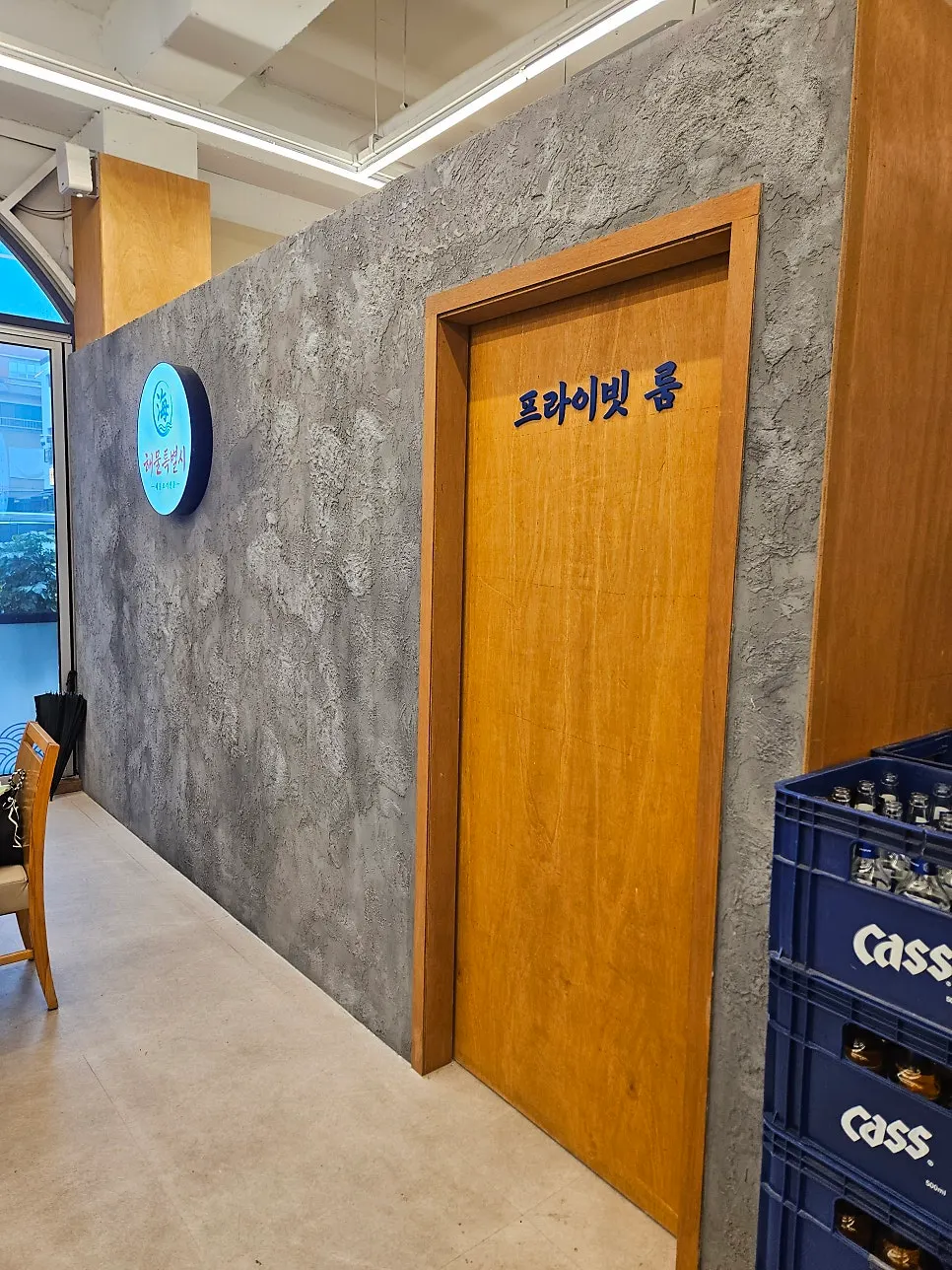 Restaurant tables suited to dining with a group
