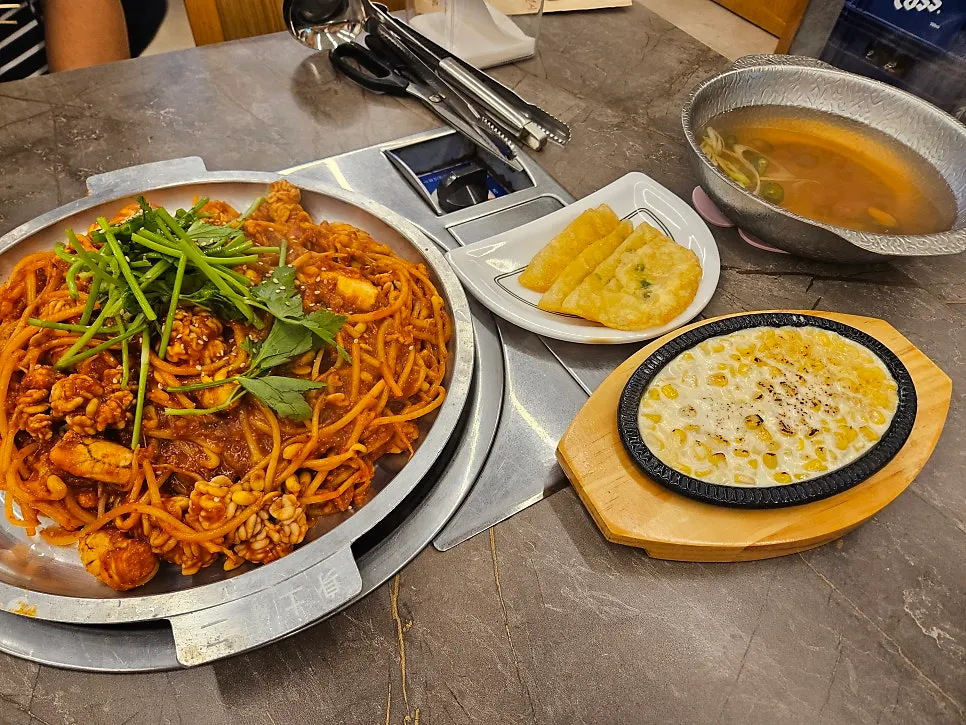 Hot-plate braise mixed with sauce and bean sprouts