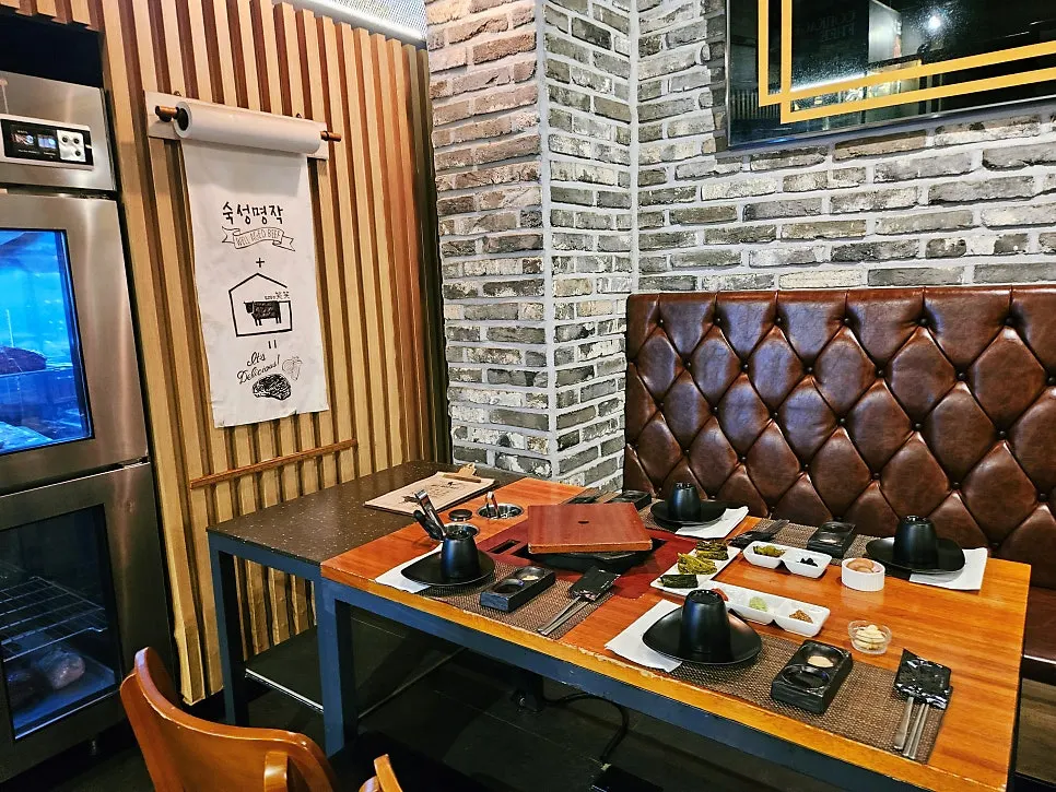 Regular tables with generous spacing
