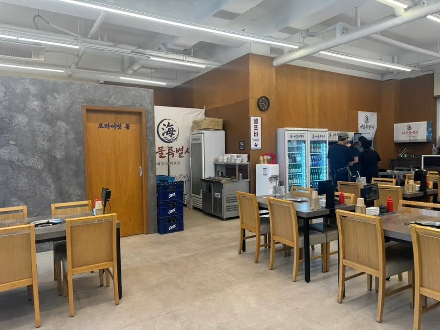 깔끔한 해물특별시 청라직영점 내부 홀