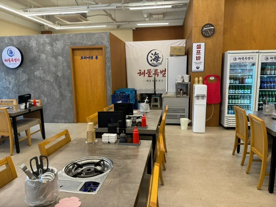 식사하기 좋은 매장 내부 테이블