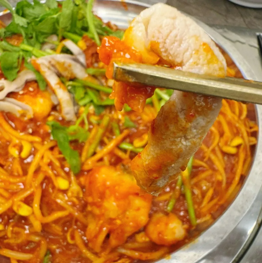 매콤한 양념이 밴 아구찜 한 점