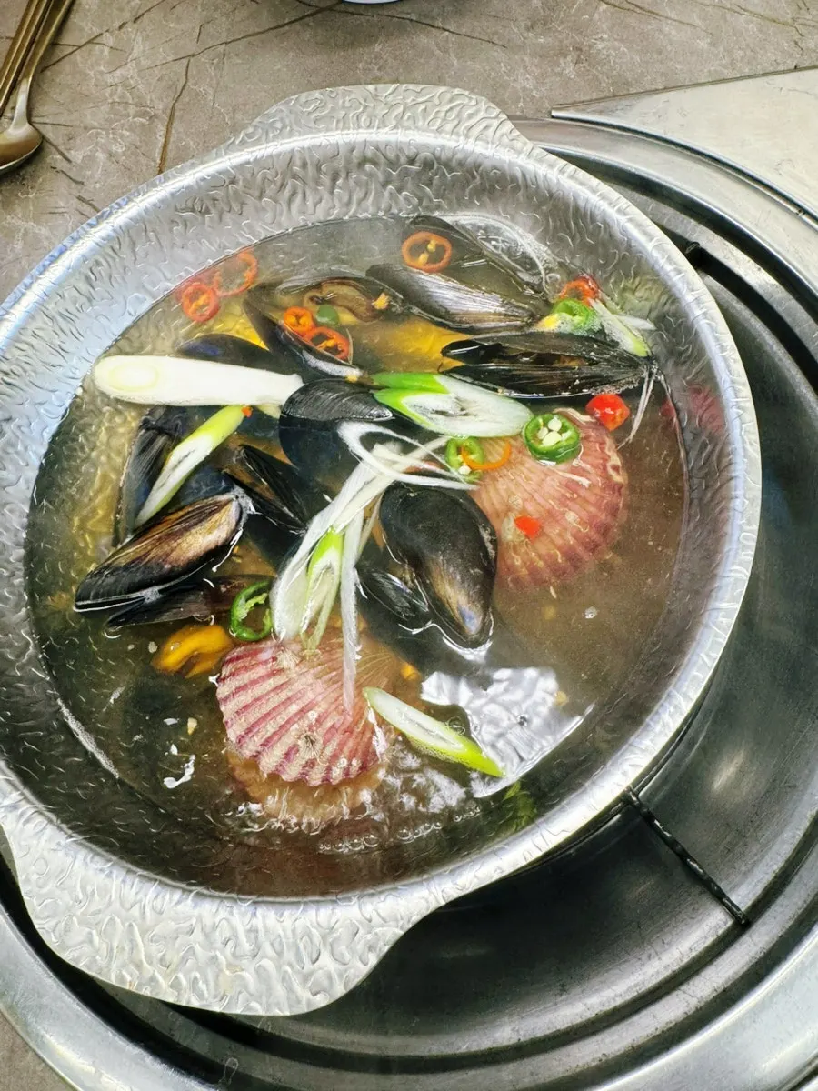 조개탕 콘치즈 납작만두가 함께 놓인 상