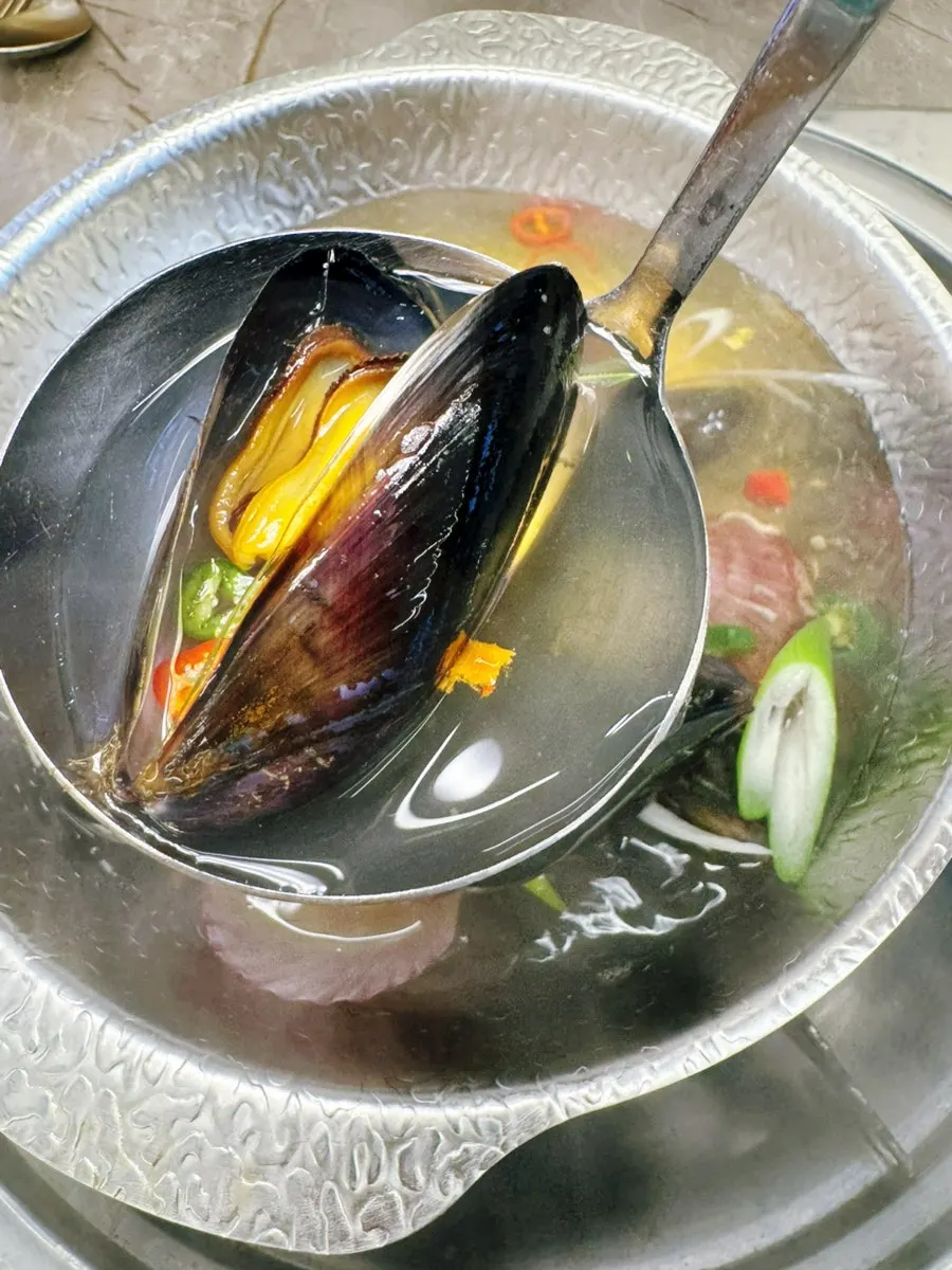 홍합과 조개가 든 칼칼한 조개탕 국물