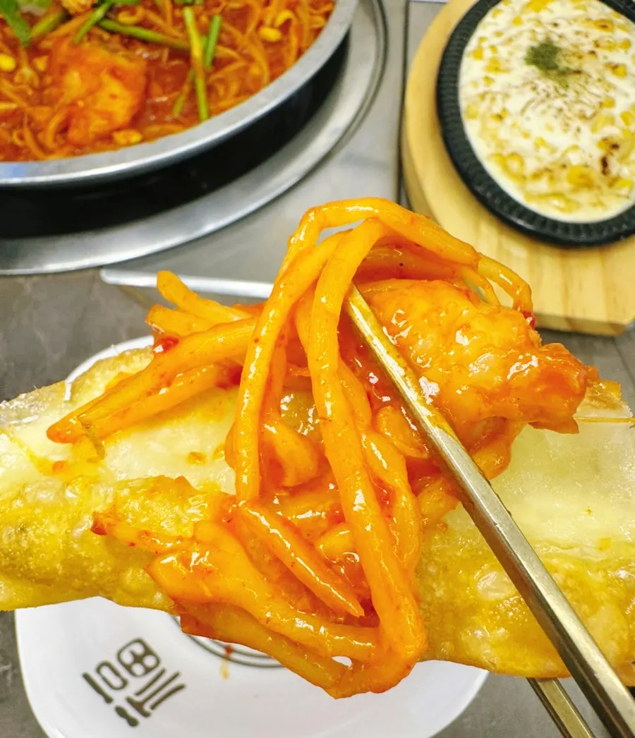 납작만두에 아구 살과 콩나물 올린 한입