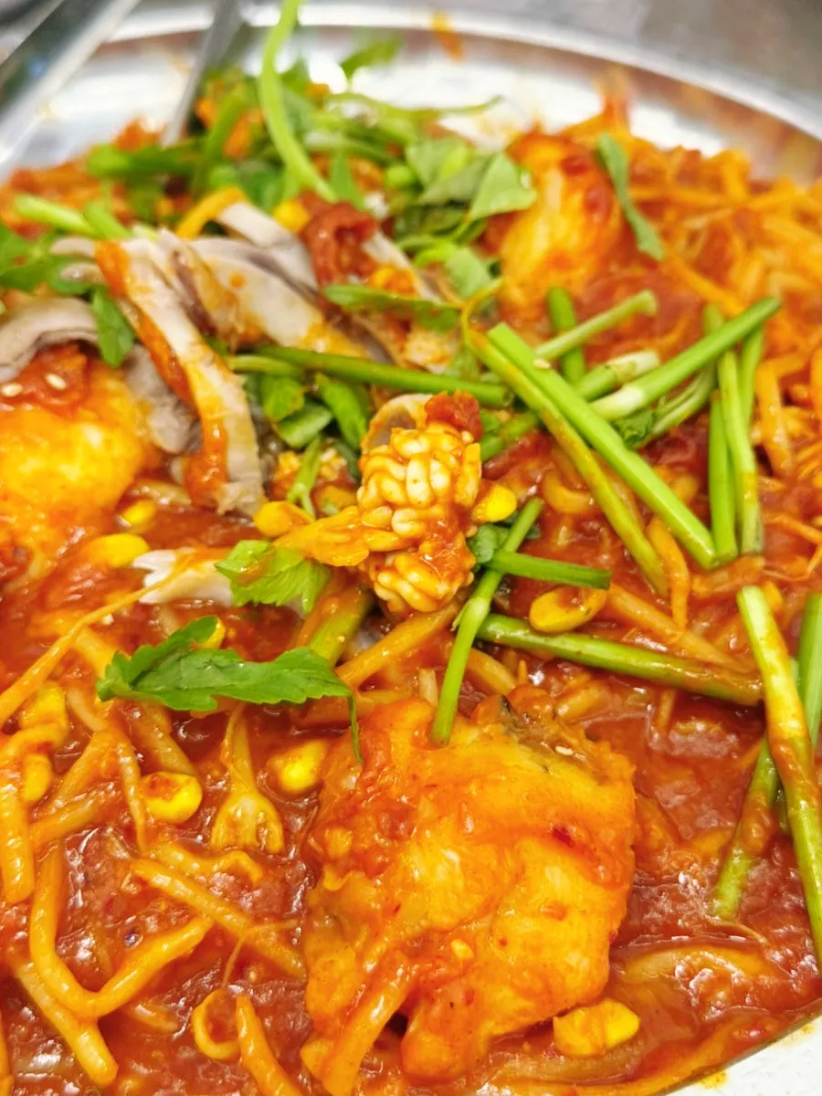 먹는 중인 철판 아구찜 접시