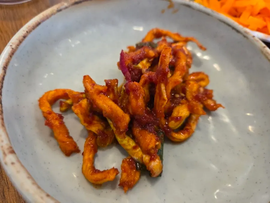 기본 밑반찬과 제철 나물 구성