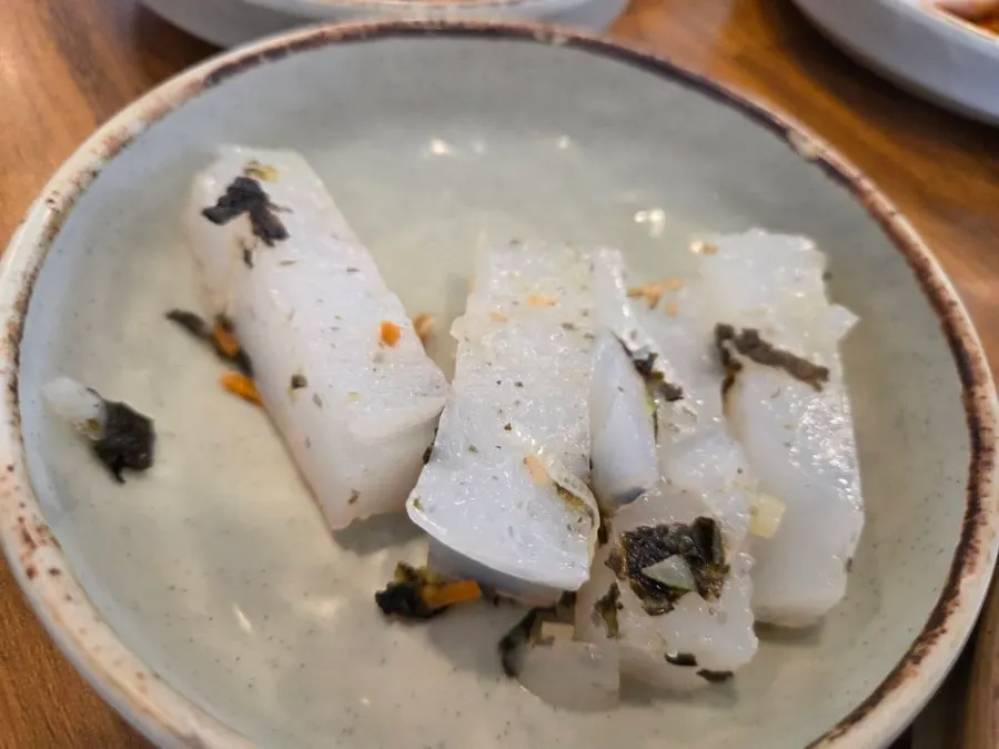 정식과 함께 차려진 나물