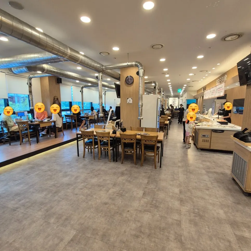 Spaciously arranged tables inside Jangsodam