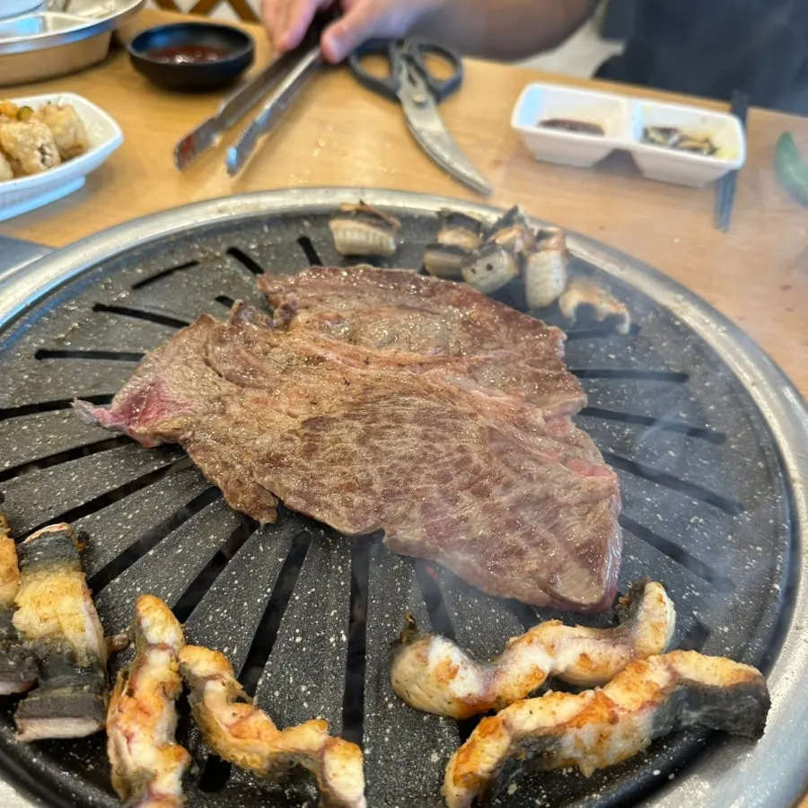 구워진 장어와 소고기 한 상