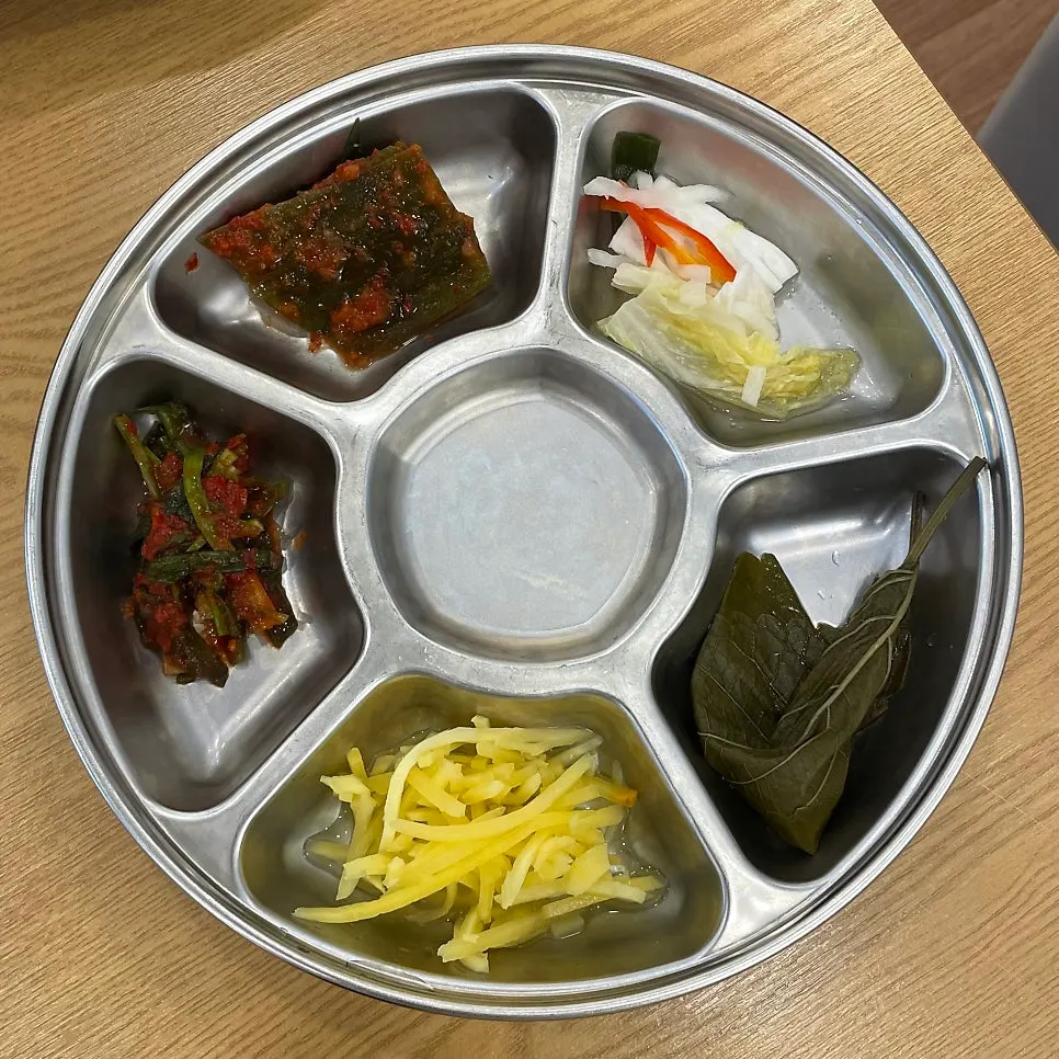 Table setting of basic side dishes and sauces