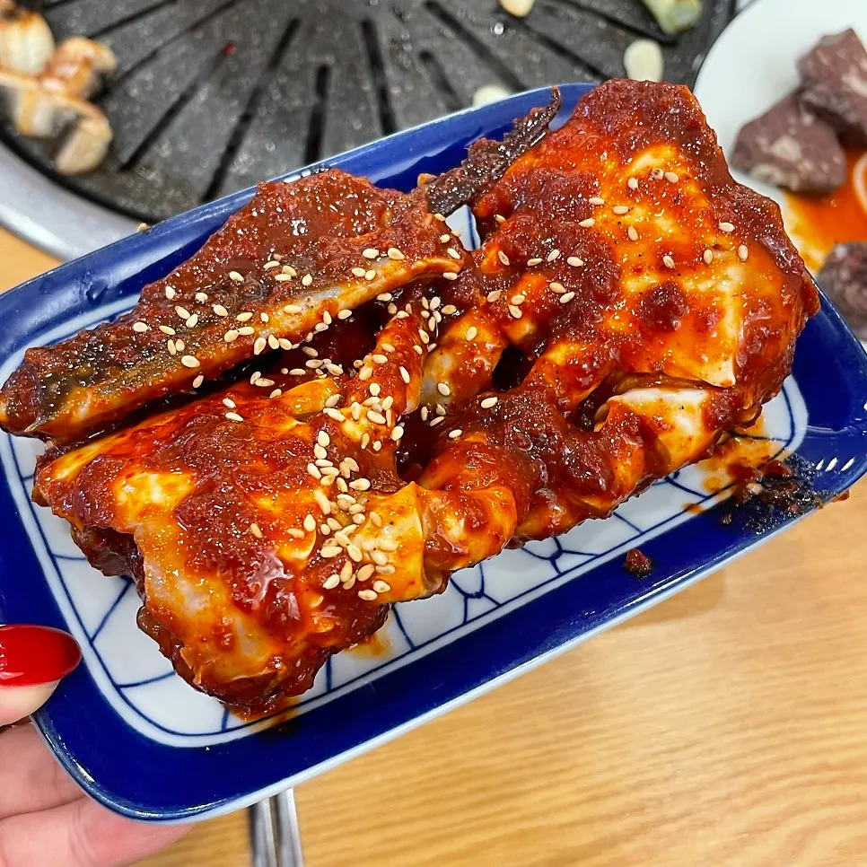 Eel eaten with pickled perilla leaves