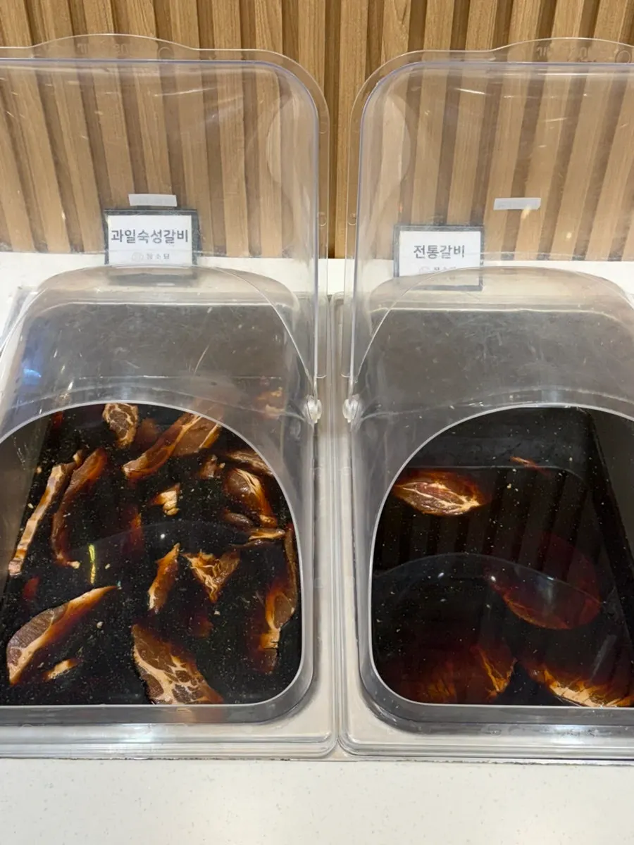 불판 위에서 굽는 장소담 민물장어와 소고기