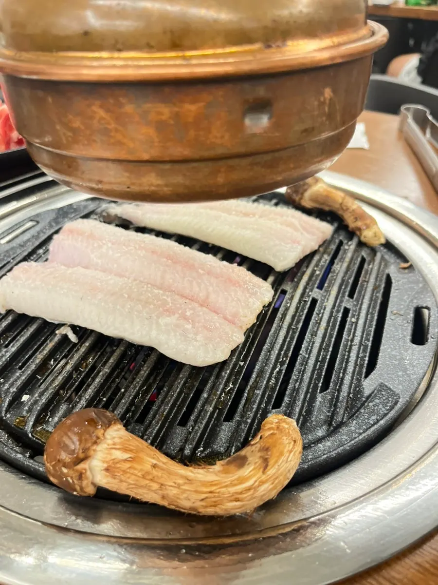Lettuce wrap with eel and garlic