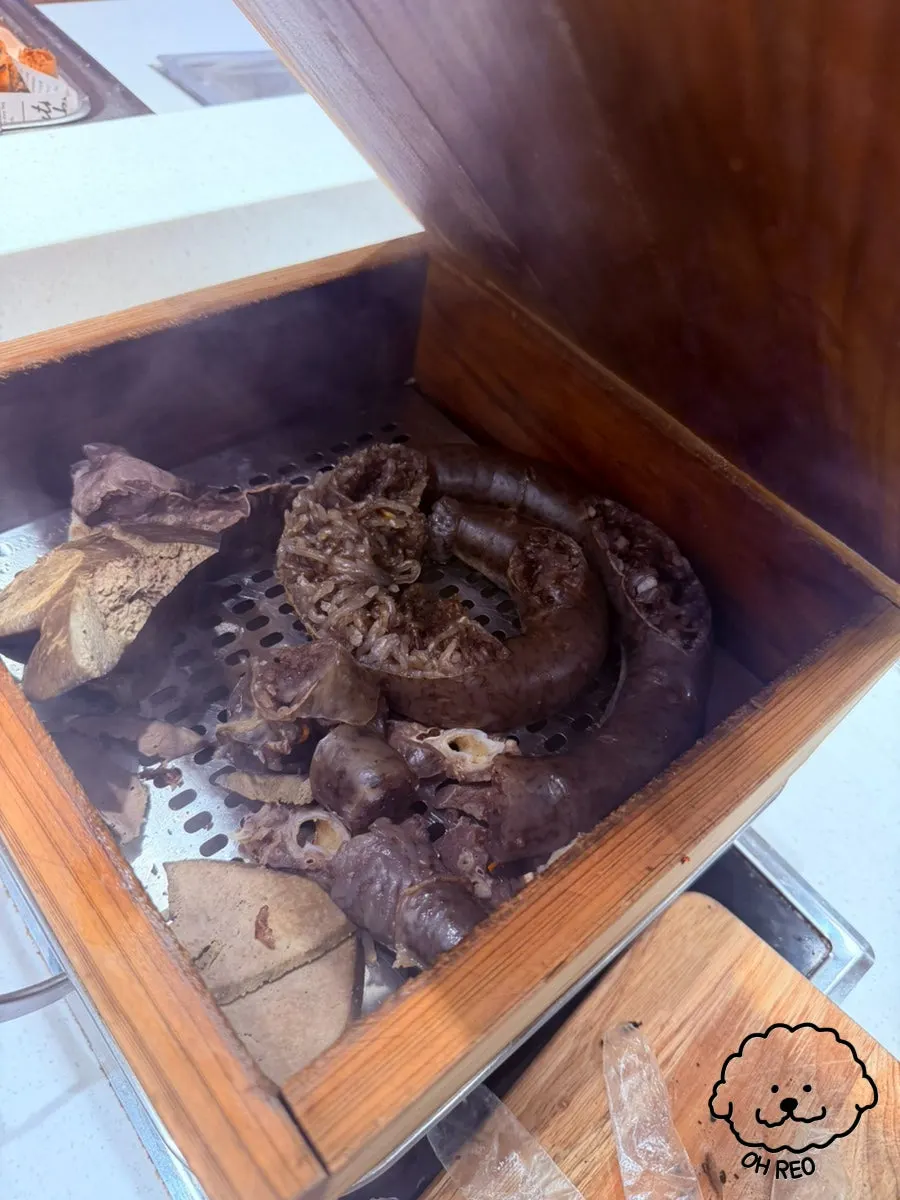 셀프바에서 가져온 감자튀김 접시