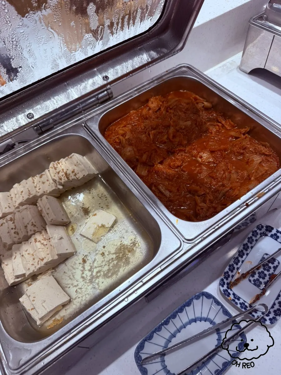 셀프바에서 양껏 담아온 음식