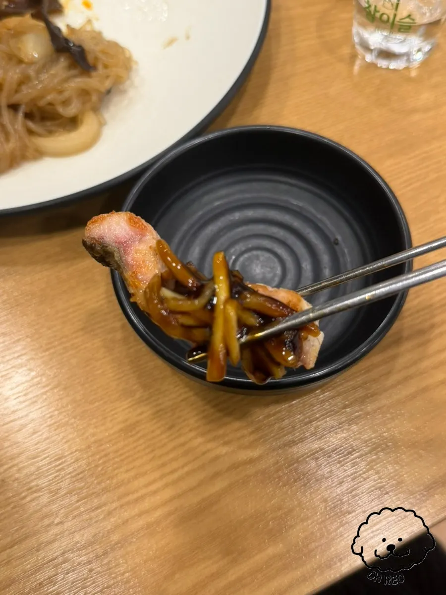 얇게 썰어 익힌 장어 구이
