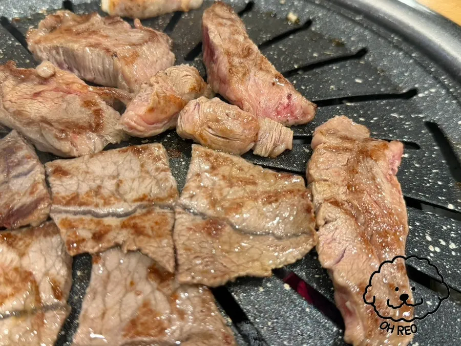 불판 위 소고기 굽는 모습