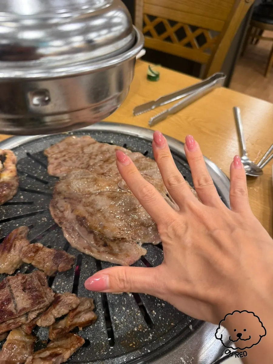 소금과 양파소스에 찍어 먹는 소고기