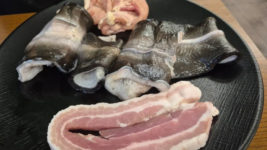 A variety of meat dishes to enjoy with eel
