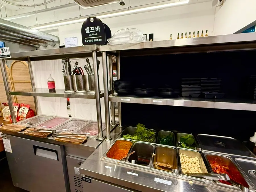 Self-bar corner with garlic and side dishes