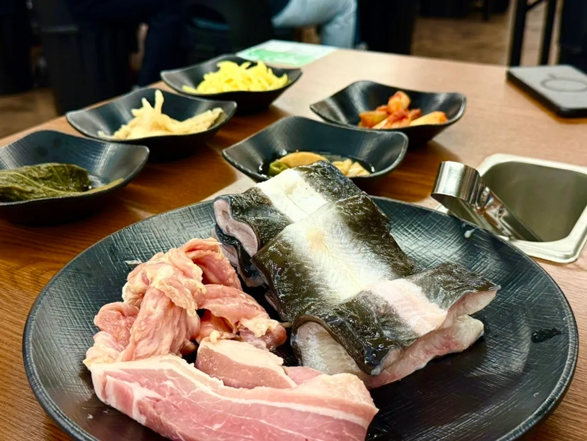 Freshwater eel neatly arranged on the first plate
