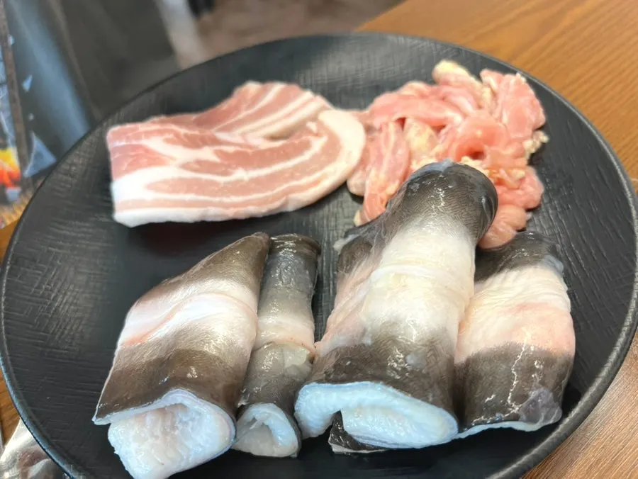 손질된 민물장어와 고기 한 접시
