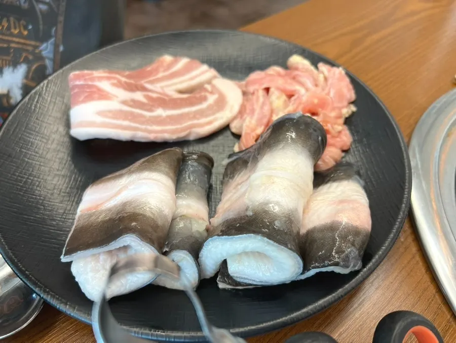 도톰하게 손질된 민물장어 접시