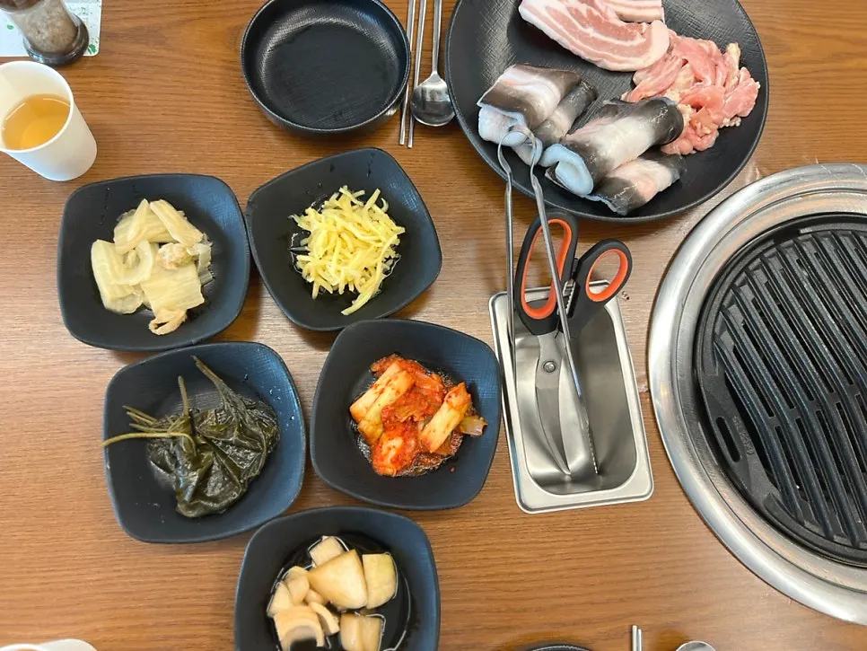 장어와 함께 차려진 기본 상차림