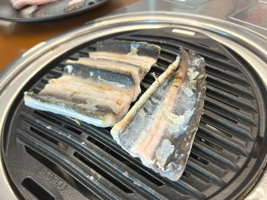 숯불 위에 올린 첫 판 장어