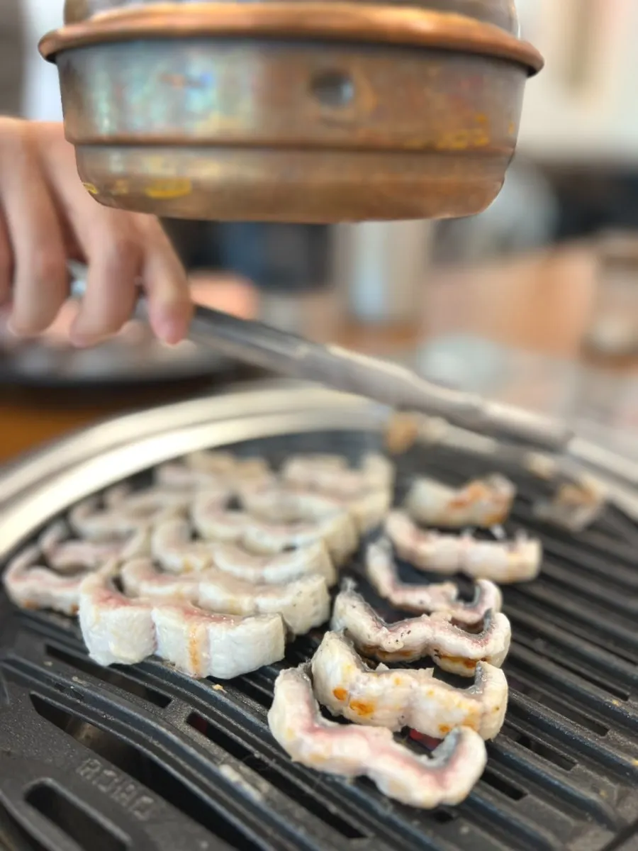 활활 타오르는 숯불 화로