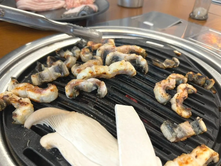 노릇하게 구워진 장어와 버섯