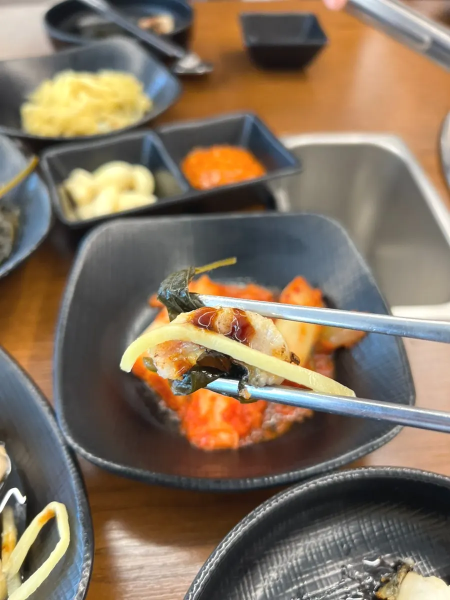 구운 장어에 생강과 깻잎장아찌를 올린 모습