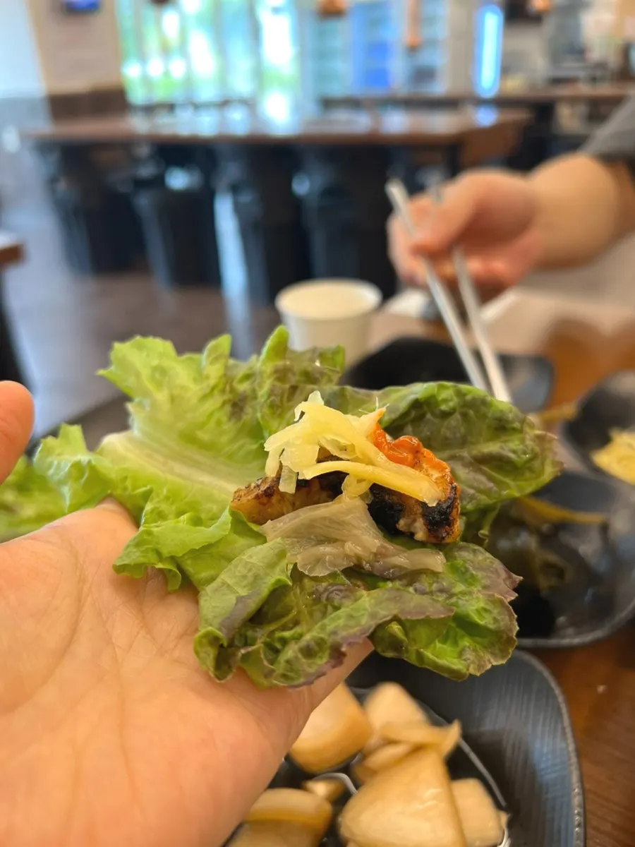 소금에 찍어 먹는 구운 장어