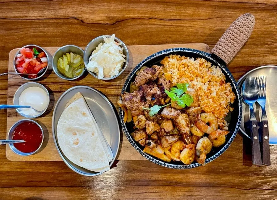 The full fajita platter as served